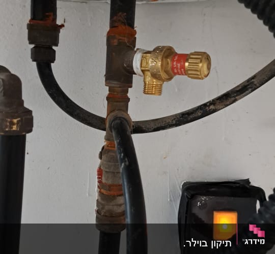 צנרת ומחברים במערכת חימום מים
